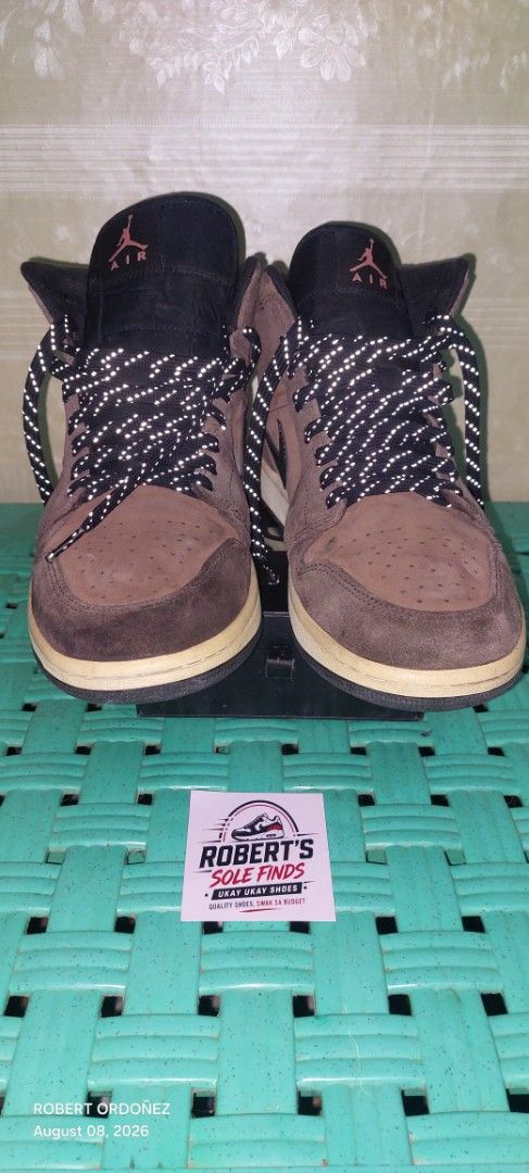 Air Jordan 1 Mid SE Dark Chocolate (Category: Sneakers) located in Candelaria. Submitted by RHOBZ29 (Listing ID 1454492408, Image 3). Description: - Air Jordan 1 Mid SE - Color: Dark Chocolate - Size: 9.5 US / 27.5 CM - Features: Reflective laces - Ideal for: Everyday wear.