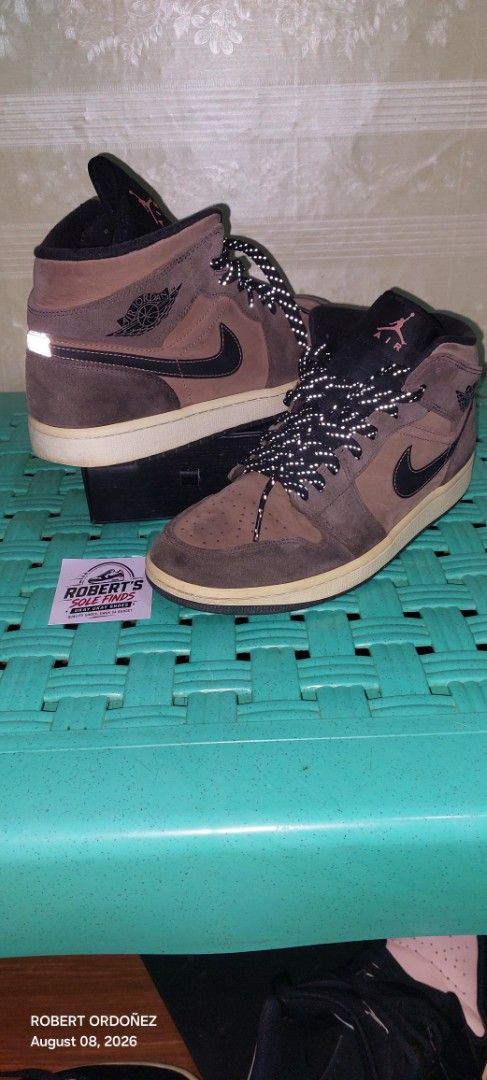 Air Jordan 1 Mid SE Dark Chocolate (Category: Sneakers) located in Candelaria. Submitted by RHOBZ29 (Listing ID 1454492408, Image 2). Description: - Air Jordan 1 Mid SE - Color: Dark Chocolate - Size: 9.5 US / 27.5 CM - Features: Reflective laces - Ideal for: Everyday wear.