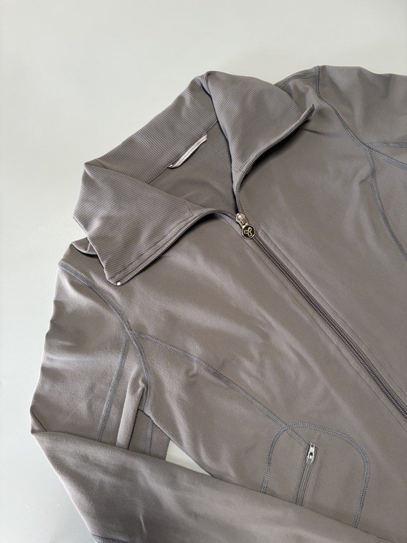 Aritzia Tna "Butter" Limit Full-Zip Jacket (Category: Activewear) located in Quezon City. Submitted by archivesbya (Listing ID 1454425384, Image 3). Description: Aritzia Tna "Butter" Limit Full-Zip Jacket Condition: 9/10 Width: 18 inch Length: 23.5 inch Issue: has some lints Very stretchy and closely similar to lululemon 📍Location: Fairview,QC.