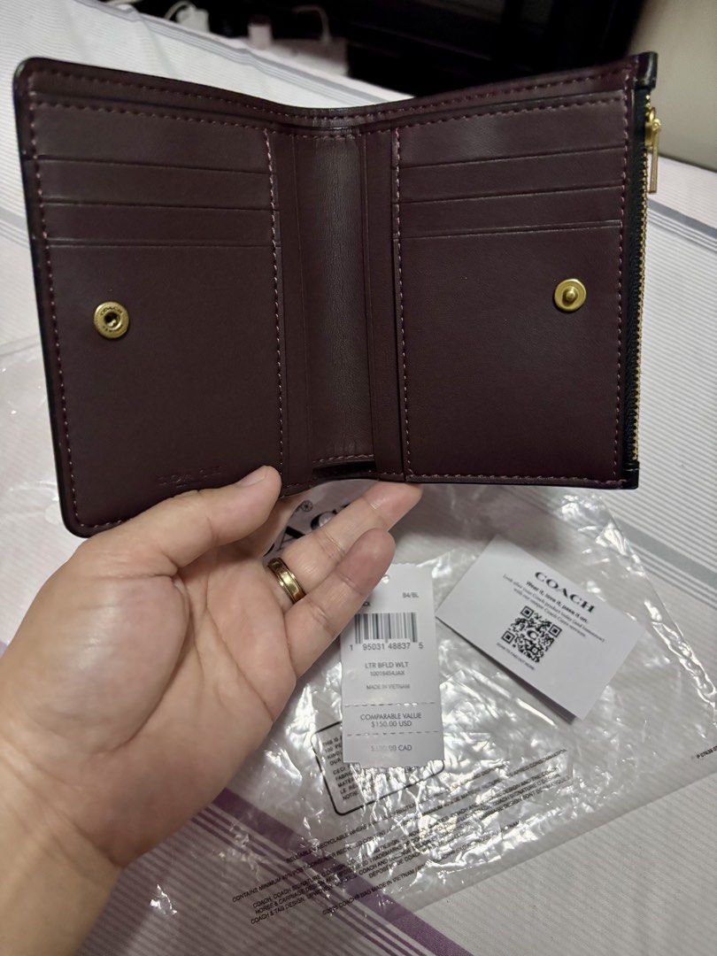 AUTHENTIC & IMPORTED Retail Coach Bifold Snap Black (Preloved) (Category: Wallets & Card holders) located in Malolos. Submitted by cheerz21 (Listing ID 1454471135, Image 3). Description: ORIGINAL & IMPORTED Retail Coach Bifold Snap Black Wallet Preloved; good as new; no flaws/ issues With tag and care card Exact photos of items posted No return, no exchange. If in doubt, don’t buy. Let’s not waste each other’s time. 📌 Disclaimer: Cheerz21 is not