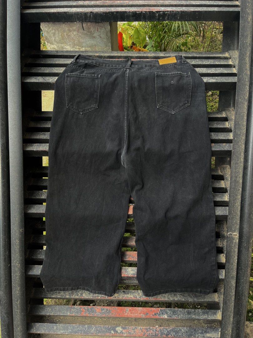 BAGGY PANTS (Category: Jeans) located in Carcar. Submitted by thrift_kidd (Listing ID 1454469057, Image 1). Description: Waistline: 38 Length: 42 Thigh: 14 Leg Hole: 13 to 14 Sobrang baggy neto solid pang psg nyo.