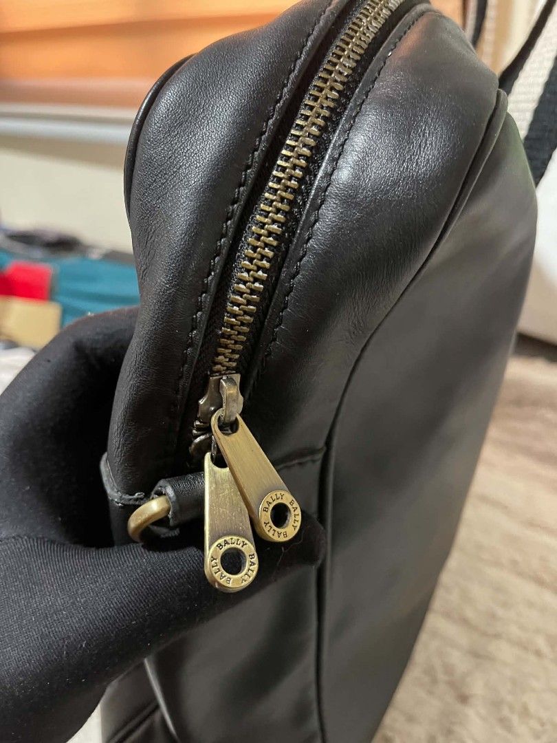 Bally laptop bag Original (Category: Luxury Bags & Wallets) located in Naawan. Submitted by twillycalledprelovedbags (Listing ID 1454441327, Image 2). Description: issue , missing sling ykk zipper.