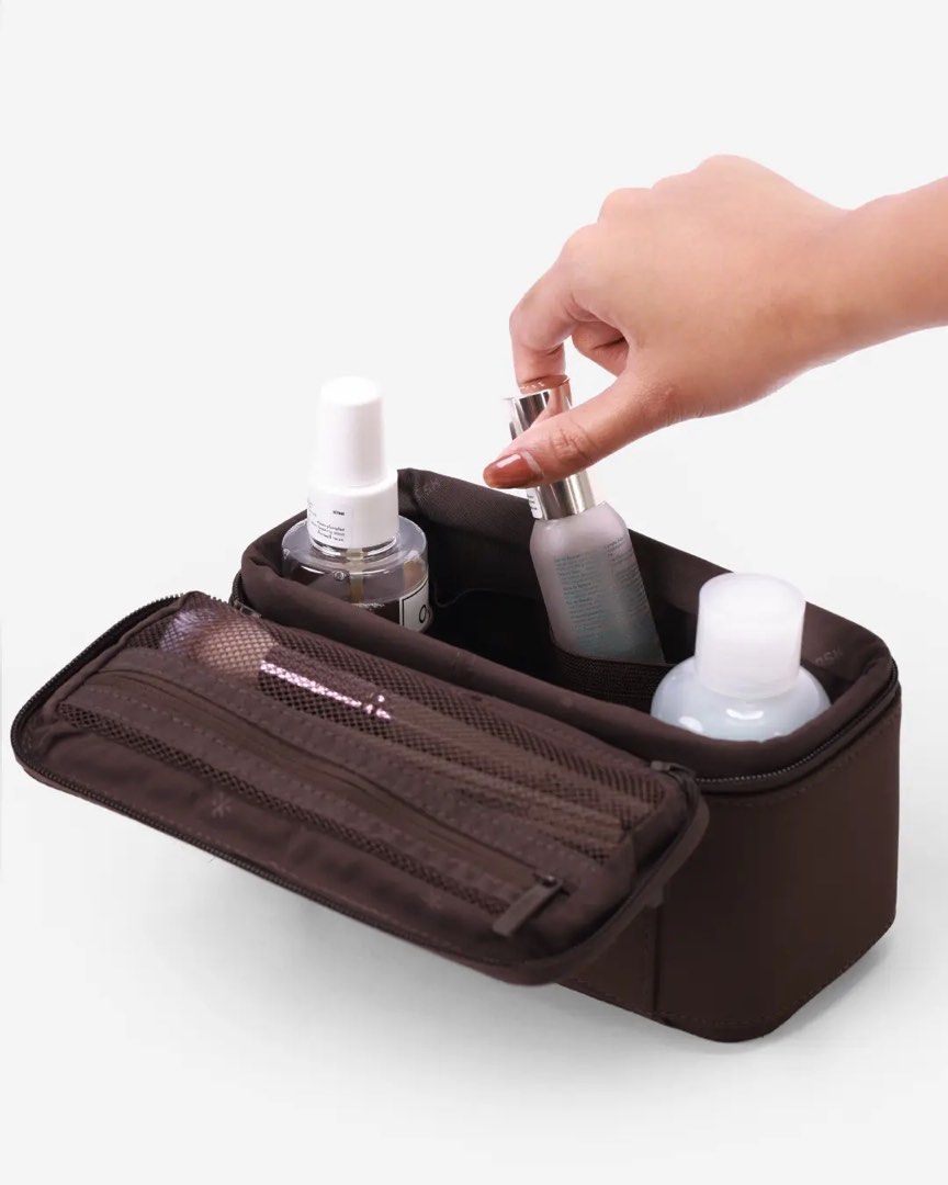 BASH* | Expedition Flex Organizer in Terra (Category: Makeup) located in Quezon City. Submitted by avenue.de.belle (Listing ID 1454381082, Image 2). Description: BASH* | Flex Organizer in TERRA • Large (Regular Size) Flex Organizer 🚨 ONHAND & Ready to Ship 🚨 🚨 Limited pieces available in limited quantities. Once sold, they’re gone. 🚨 DESCRIPTION Storage that flexes with your plans. Expand it for taller bottles and extra essentials, or keep it