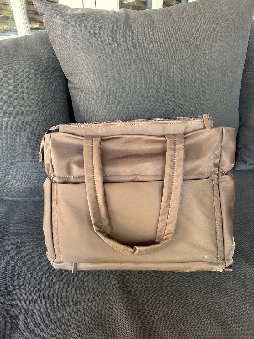 BASH Gateway Weekday Tote (Category: Shoulder Bags) located in Quezon City. Submitted by chastnavarrete (Listing ID 1454486426, Image 2). Description: - used it once - good as new - color: terra .