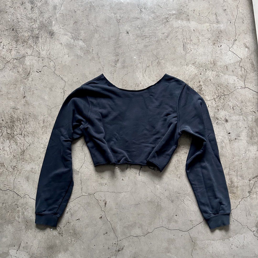 Black Cropped Nike Sweater (Category: Coats, Jackets and Outerwear) located in Quezon City. Submitted by janialee (Listing ID 1454419099, Image 2). Description: Decluttering💕🌧️ 📍quezon city Mop: GCash or bank transfer Mod: lalamove, jnt .
