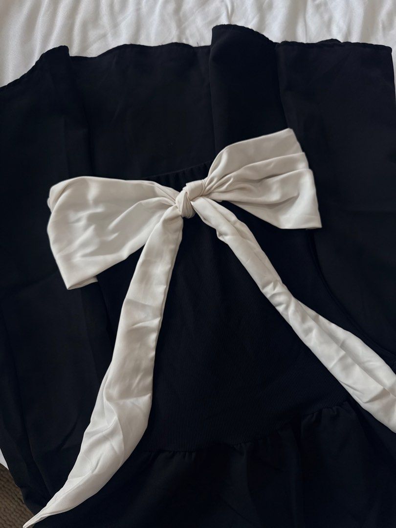 Black Strapless Dress with White Bow Detail (Category: Dresses) located in Cuyapo. Submitted by the.resettt (Listing ID 1454374569, Image 3). Description: - S-M (stretchable) - Strapless black midi dress - Features a prominent white bow detail at the bust - Ribbed bodice for a comfortable and flattering fit - Ideal for parties, events, or special occasions - Worn only once in Macau - Elegant when worn.