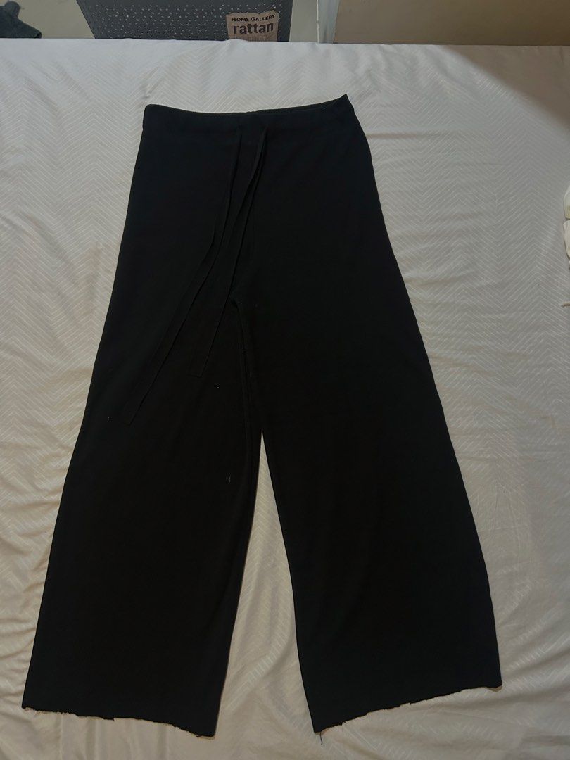 Black Wide Leg Pants (Category: Other Bottoms) located in Manila. Submitted by fromrie (Listing ID 1454504567, Image 1). Description: - Black wide leg pants - Comfortable and flowy fabric - Elastic waistband with adjustable drawstring - Trendy raw hem detail - Perfect for casual outings or dressing up worn once cut it too short 😅.