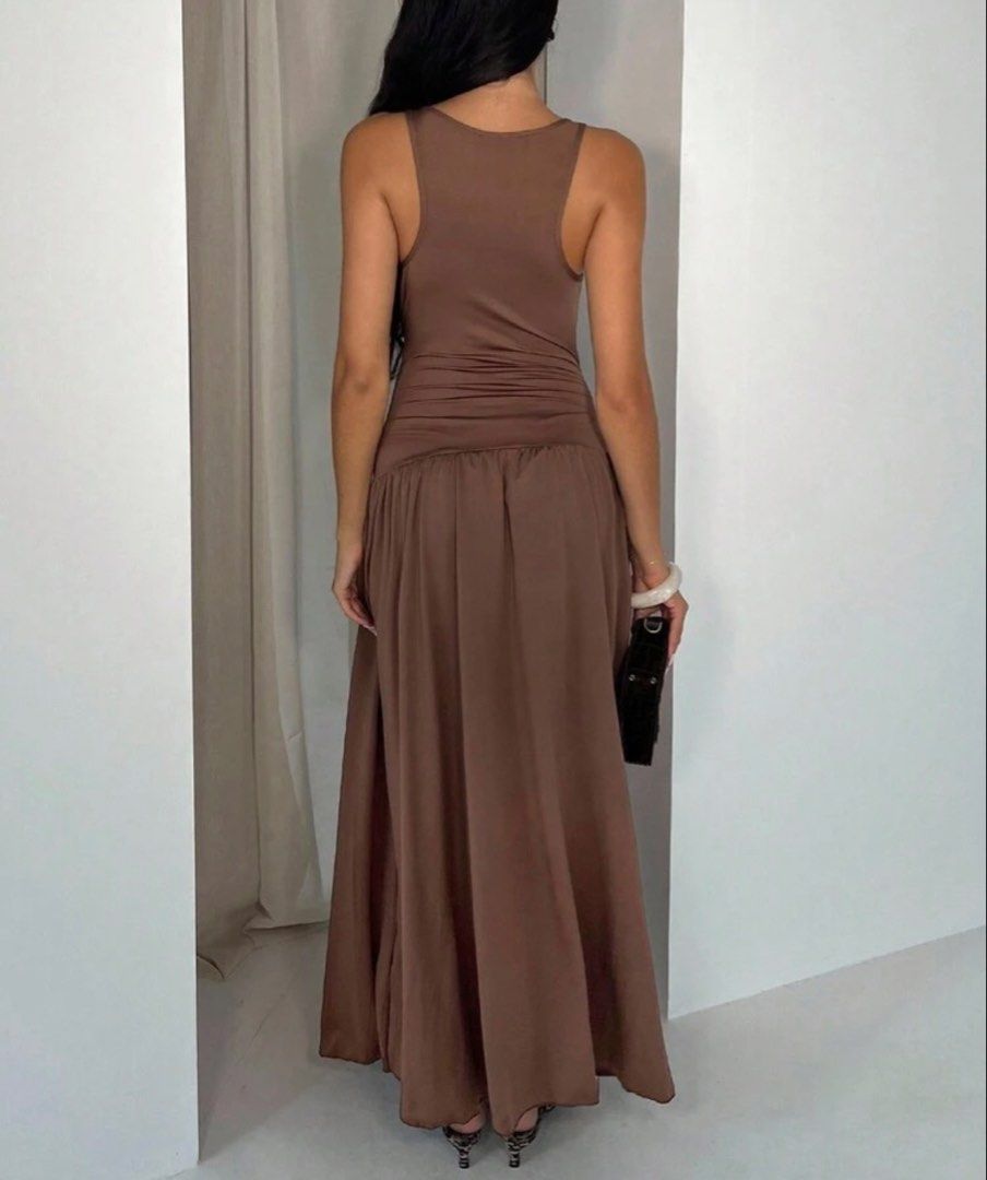 Brown Maxi Square Neck Dress (Category: Evening dresses & gowns) located in Paranaque City. Submitted by ysaclutters (Listing ID 1454422935, Image 2). Description: tried on lang but was not able to use it for an occasion size large quality is good! :).