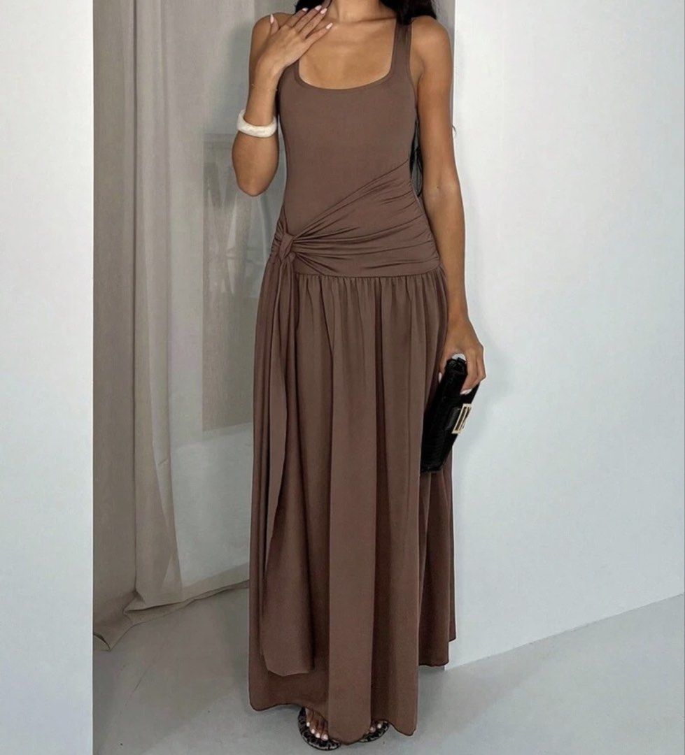 Brown Maxi Square Neck Dress (Category: Evening dresses & gowns) located in Paranaque City. Submitted by ysaclutters (Listing ID 1454422935, Image 1). Description: tried on lang but was not able to use it for an occasion size large quality is good! :).