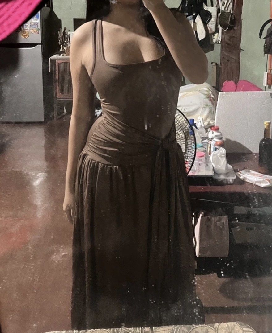 Brown Maxi Square Neck Dress (Category: Evening dresses & gowns) located in Paranaque City. Submitted by ysaclutters (Listing ID 1454422935, Image 3). Description: tried on lang but was not able to use it for an occasion size large quality is good! :).