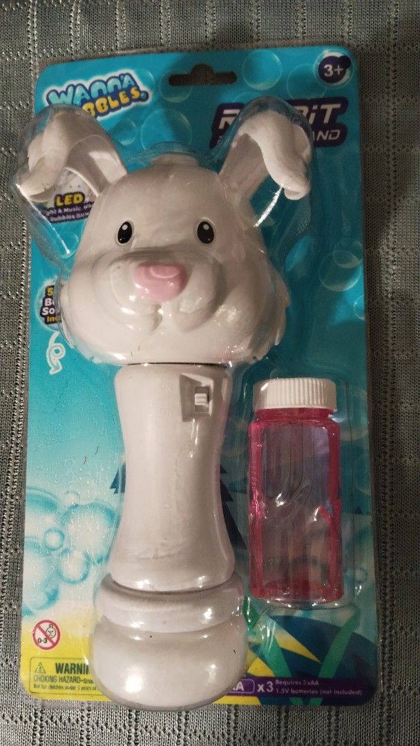 Bubbles （分類：互動玩具）位於 Hong Kong。 由 charleskate14 提交（商品編號 1454543425，圖片 2）。簡介： Hey there! Get ready for some bubbly fun with this adorable Rabbit Bubble Wand! It's super cute, shaped like a bunny, and perfect for kids aged 3 and up. It even has LED lights and music to make playtime extra magical! Comes with a bottle of bubble solution to get you started. Great for parties, outdoor play, or just a fun afternoon.。