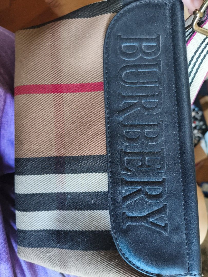 Burbery (Category: Bags & Wallets) located in Singapore. Submitted by magpie_doodle (Listing ID 1454452813, Image 1). Description: Burberry hand bag with signature print.