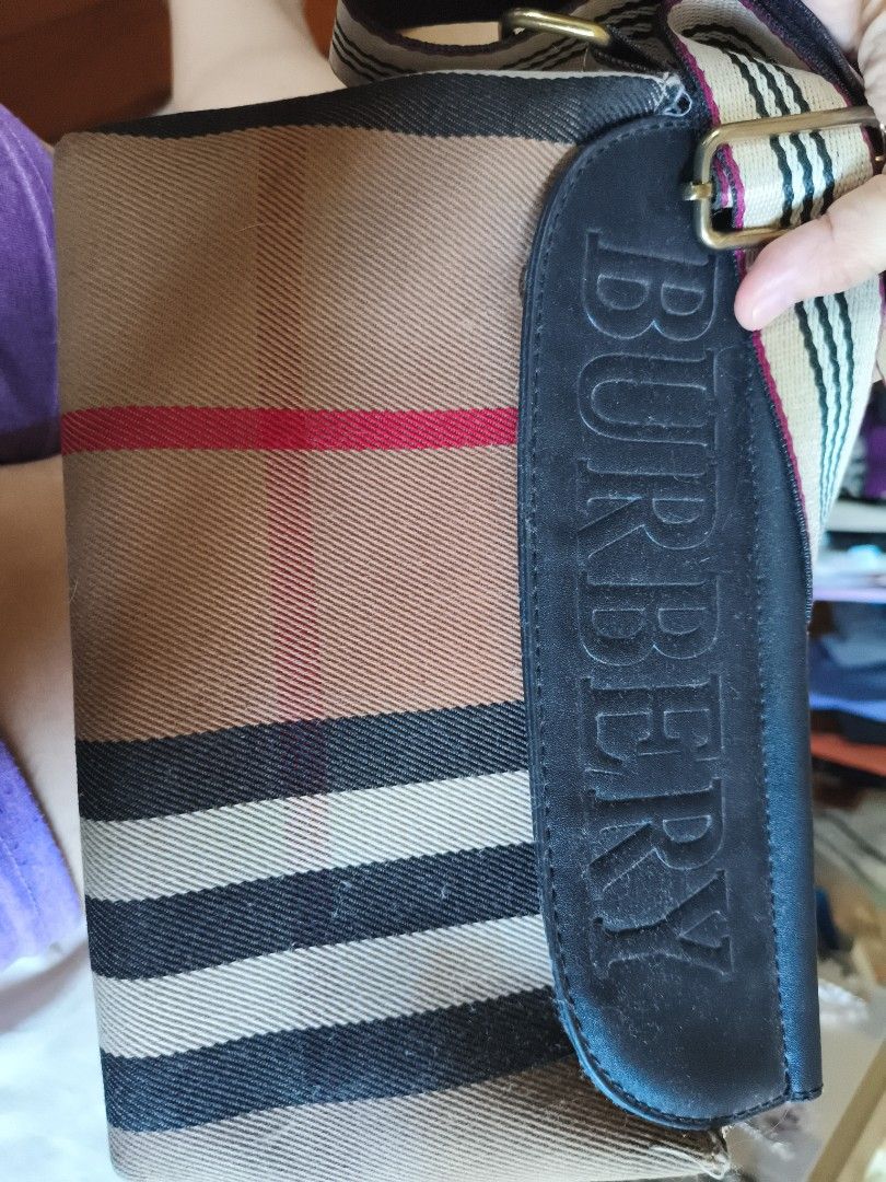 Burbery (Category: Bags & Wallets) located in Singapore. Submitted by magpie_doodle (Listing ID 1454452813, Image 3). Description: Burberry hand bag with signature print.