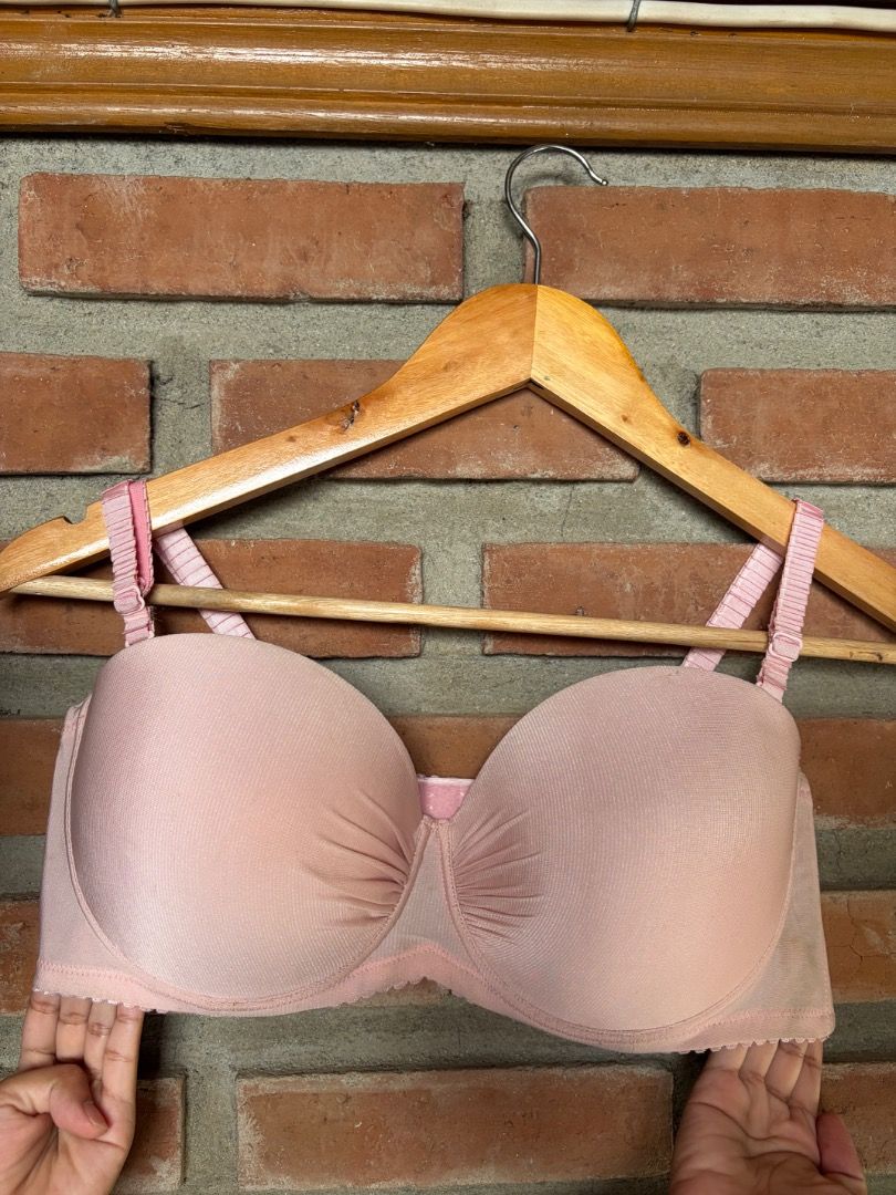 C90/40C Wacoal Bras (Category: Undergarments & Loungewear) located in Batac City. Submitted by vanillabuttercream (Listing ID 1454470193, Image 1). Description: - Colors: Soft pink and classic black - Features adjustable straps for a perfect fit - Comfortable band for all-day wear - Ideal everyday essentials .