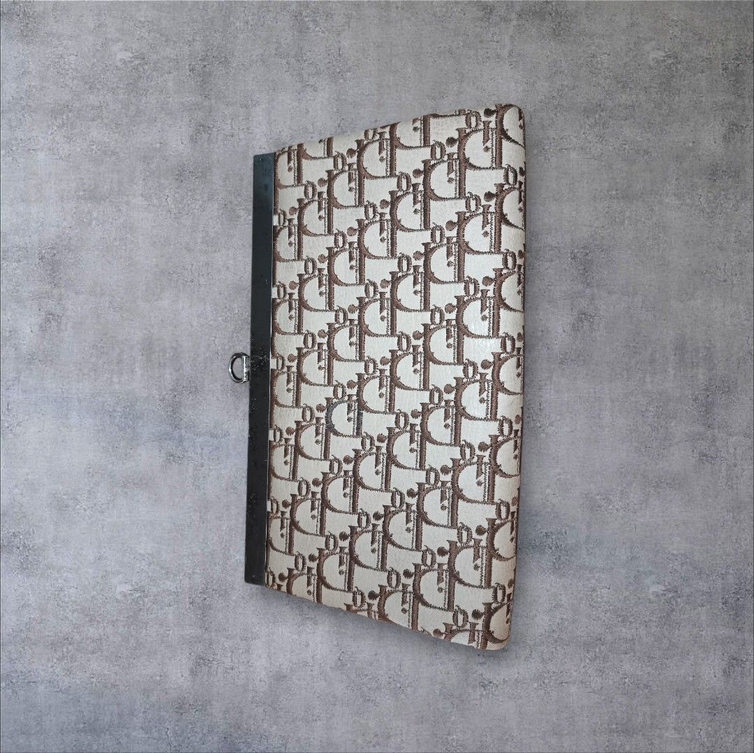 Clutch bag (Category: Clutches) located in Manila. Submitted by eagerbeaverph (Listing ID 1454457431, Image 3). Description: clutch bag From japan H 6 inches W 10 D 1 Minimal signs of usage Please see detailed pics No markings Dm.