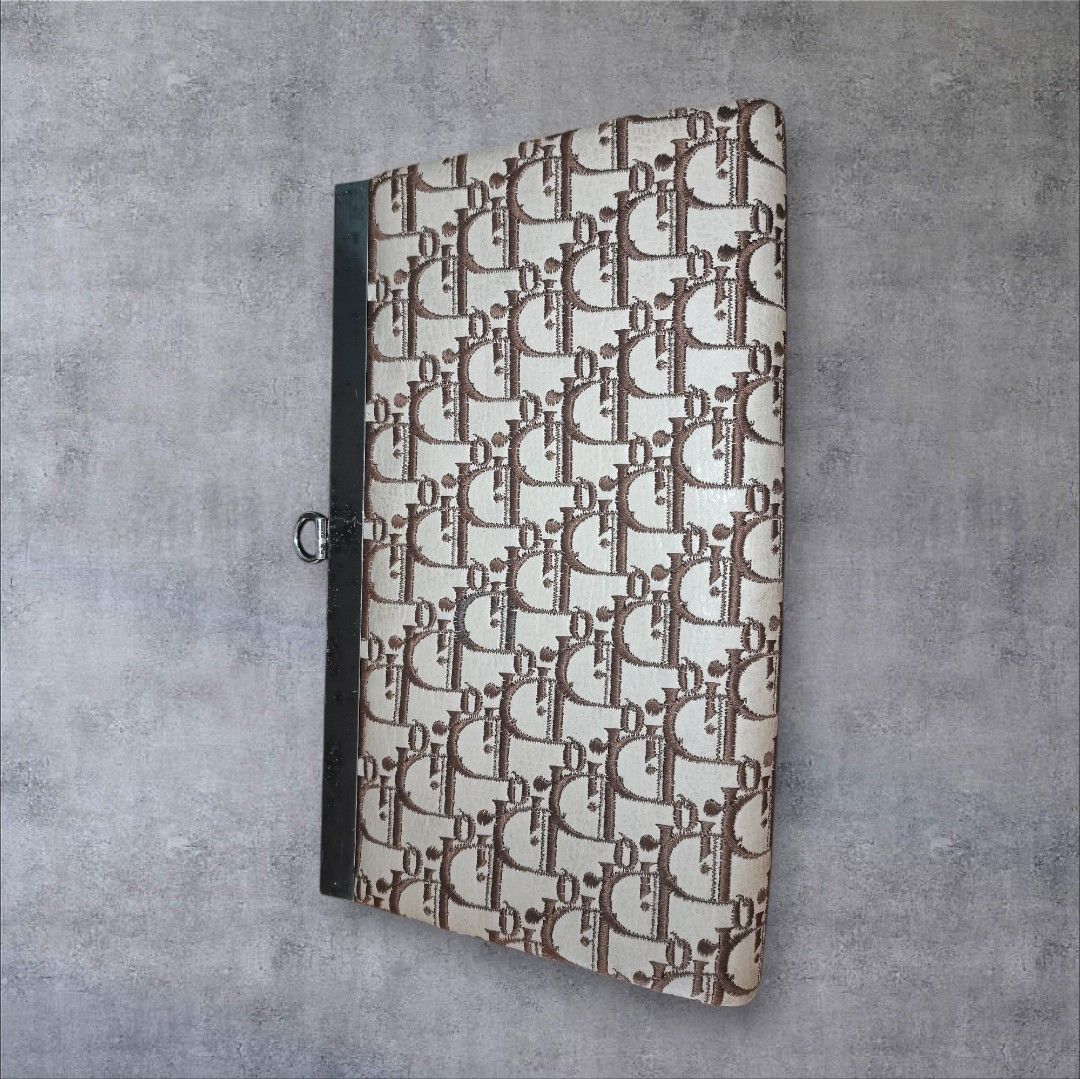 Clutch bag (Category: Clutches) located in Manila. Submitted by eagerbeaverph (Listing ID 1454457431, Image 1). Description: clutch bag From japan H 6 inches W 10 D 1 Minimal signs of usage Please see detailed pics No markings Dm.