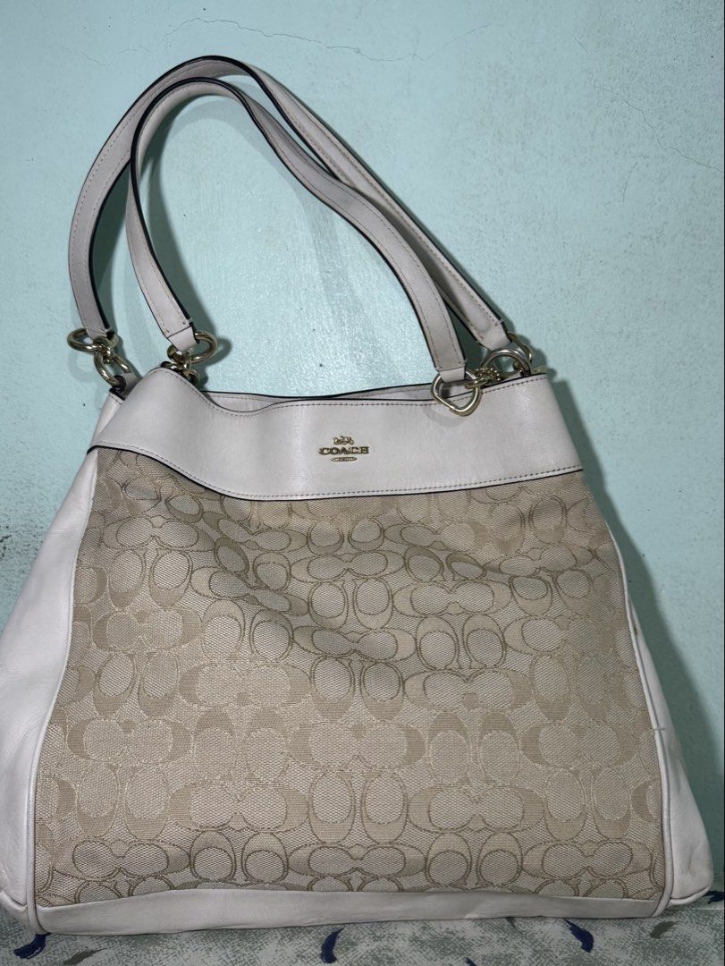 Coach lexy bag (Category: Luxury Bags & Wallets) located in Manila. Submitted by katypfavorites (Listing ID 1442217027, Image 1). Description: With flaking sa brand name inside but outside is good as new.