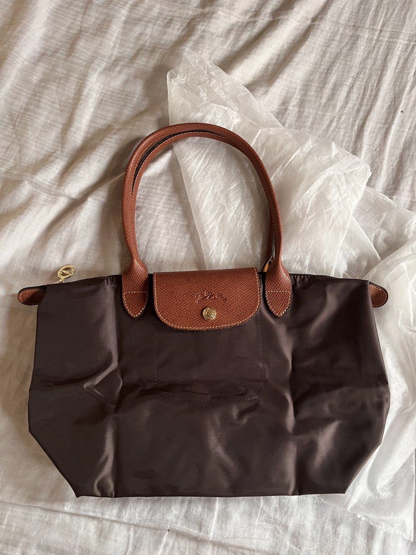 Longchamp totw longhandle ebony medium (Category: Luxury Bags & Wallets) located in San Jacinto. Submitted by kellysthrift_ (Listing ID 1454393974, Image 2). Description: Longhandle longchamp.