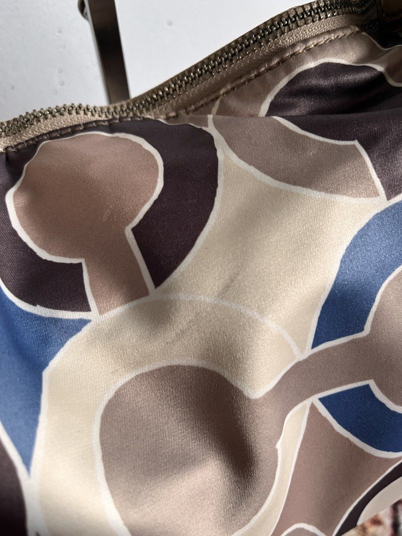 Coach Signature Pattern Hobo Shoulder Bag (Category: Shoulder Bags) located in Manila. Submitted by prettyyybagss (Listing ID 1454418471, Image 3). Description: .