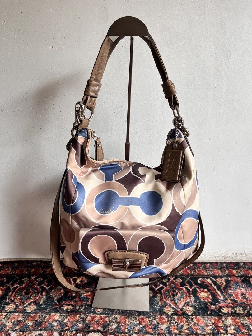 Coach Signature Pattern Hobo Shoulder Bag (Category: Shoulder Bags) located in Manila. Submitted by prettyyybagss (Listing ID 1454418471, Image 1). Description: .