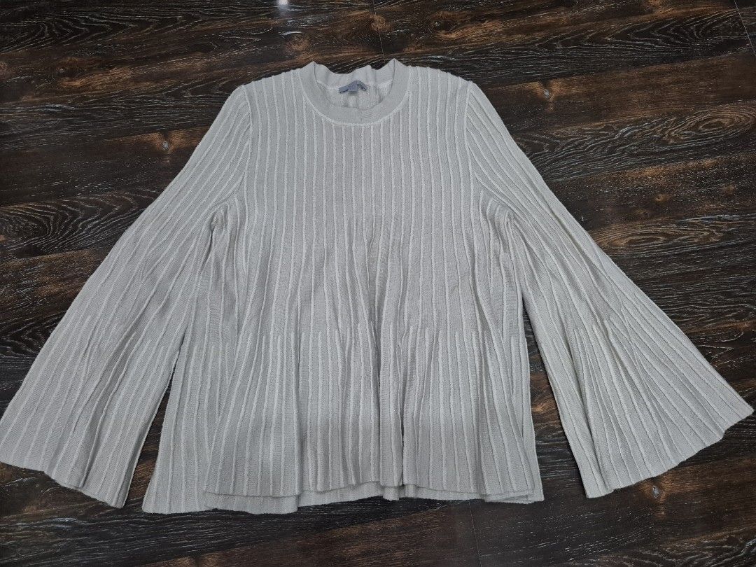 COS Warm Stylish Top (Category: Blouses) located in Santa Cruz. Submitted by deenem (Listing ID 1454423639, Image 3). Description: Stretchable Bust: 18.5 (37) Lenght:24.