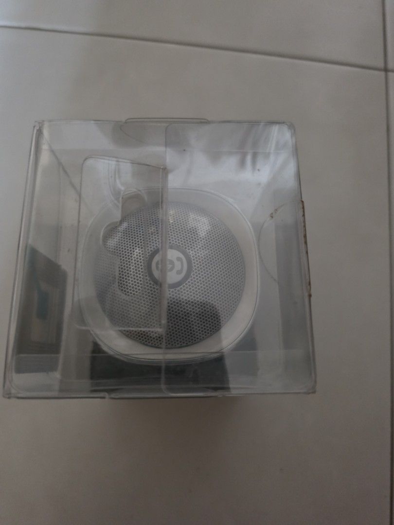 Creative Bluetooth speaker (Category: Soundbars, Speakers & Amplifiers) located in Singapore. Submitted by shannonni (Listing ID 1454431975, Image 2). Description: - Creative Woof 3 Bluetooth Speaker - Modern, shiny chrome design - Portable and wireless connectivity.