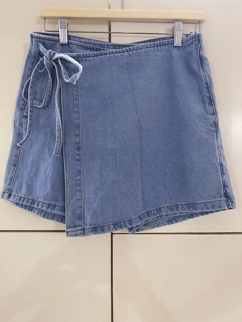 CRISSA SIDE TIE DENIM SKORT (Category: Shorts) located in Socorro. Submitted by shopcha (Listing ID 1454372112, Image 2). Description: WAIST: 15in LENGTH: 15in TAG: 30 - BNWOT - NO FLAWS UNLESS STATED RFS: DECLUTTERING.