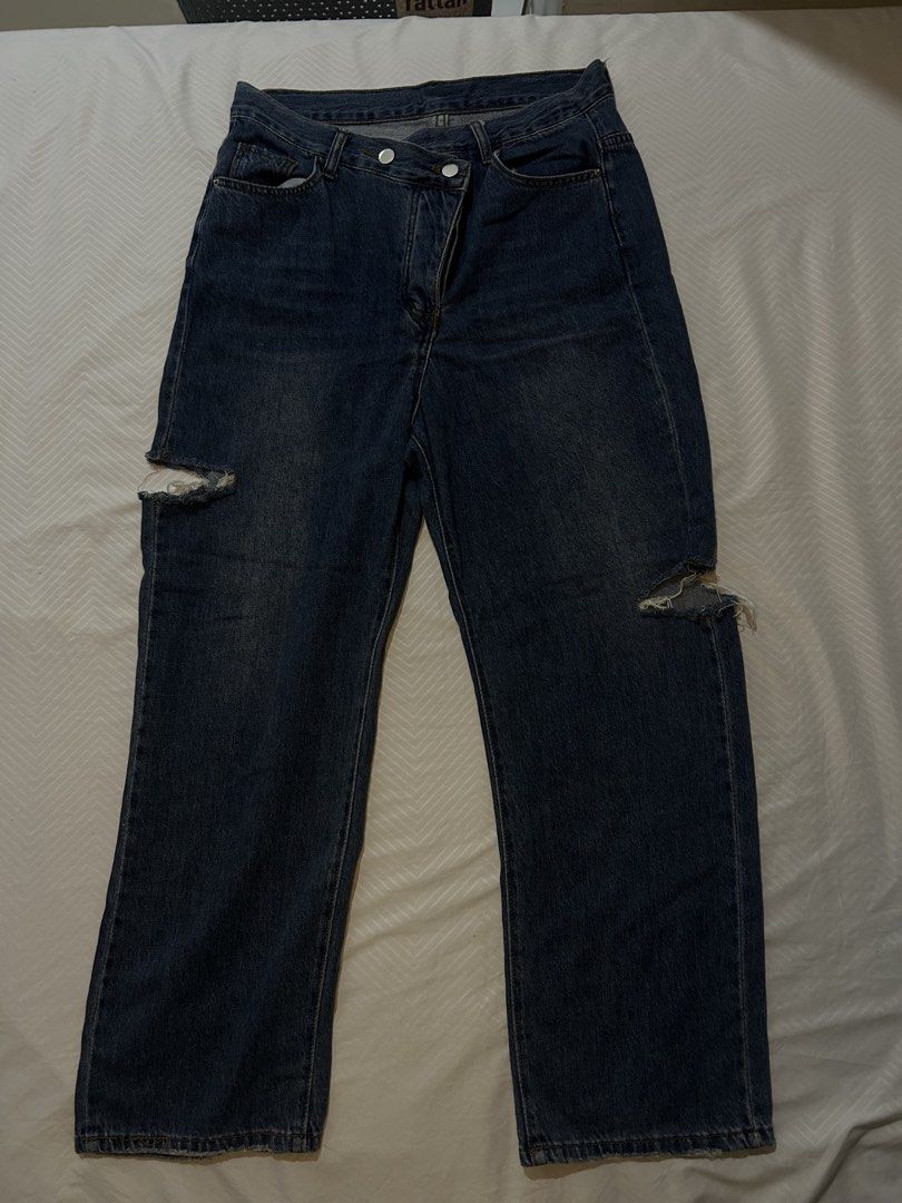 Dark washed ripped jeans (Category: Jeans) located in Manila. Submitted by fromrie (Listing ID 1454504531, Image 1). Description: fits 31-32.