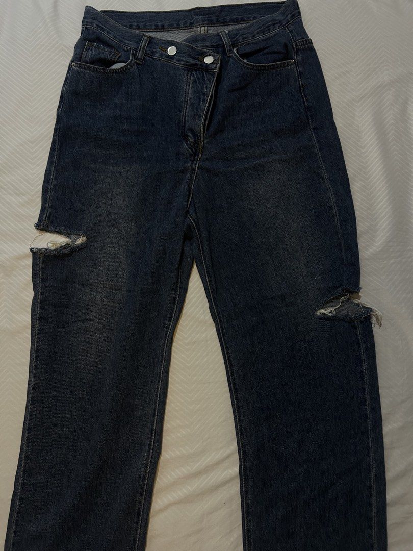 Dark washed ripped jeans (Category: Jeans) located in Manila. Submitted by fromrie (Listing ID 1454504531, Image 2). Description: fits 31-32.