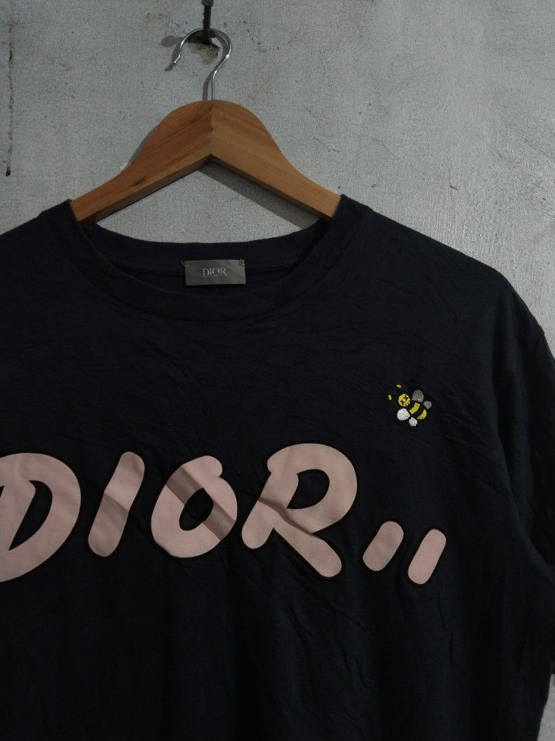 Dior Bee Logo T-Shirt (Category: Tshirts & Polo Shirts ) located in Tabaco. Submitted by strain_finds (Listing ID 1454410792, Image 2). Description: - Authentic Black Dior T-Shirt - Features iconic bee graphic - Playful Dior logo detail - Made from soft cotton - Ideal for casual wear - Please check photos for condition and details.