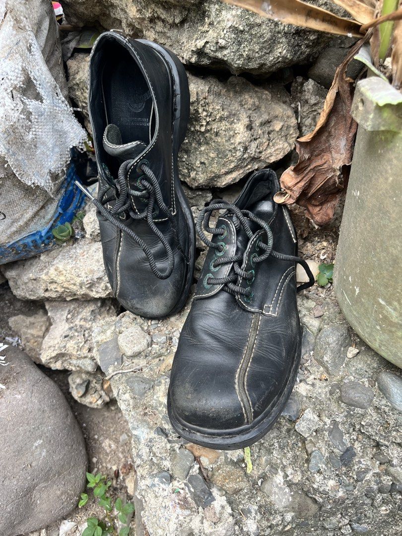 Dr. Martens oxford shoes (Category: Boots) located in Zamboanga. Submitted by alterramz08 (Listing ID 1454379143, Image 2). Description: These are vintage black leather Dr. Martens oxford shoes, likely from the 1990s, featuring a distinctive moc-toe apron construction and thick lug soles..