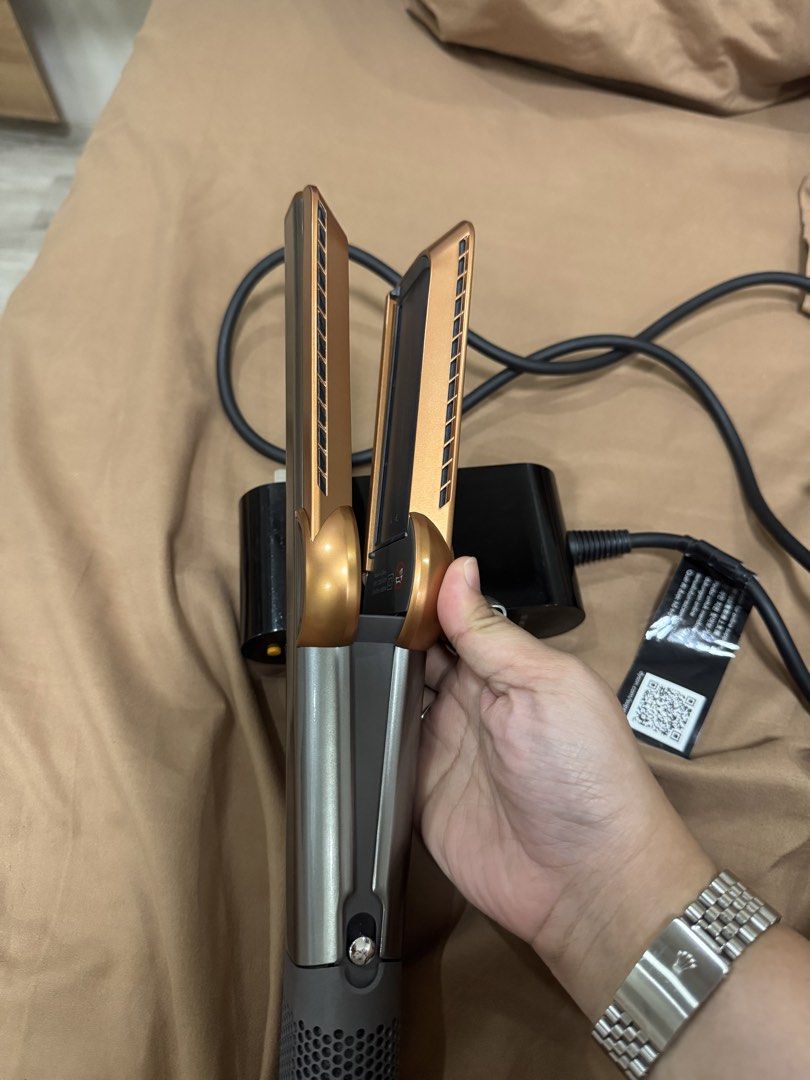 Dyson Airstrait (Category: Hair) located in Quezon City. Submitted by sparkleph (Listing ID 1454463659, Image 3). Description: Rfs: buying cordless Dyson.