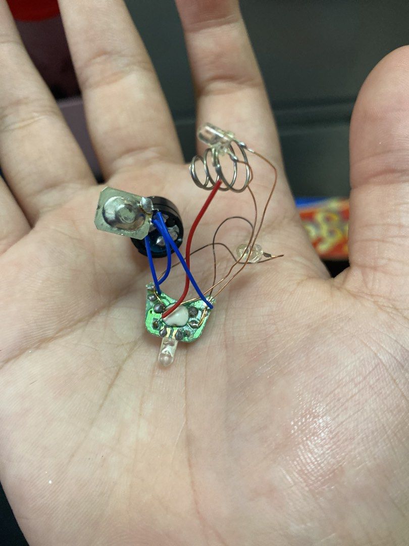Electronic stuff (Category: Other Gadgets) located in Singapore. Submitted by quickearth.dd7b21 (Listing ID 1454453607, Image 1). Description: This was from a airplane key chain and there’s a speaker and 2 led lights one red one white idk if you can rewire and idk market prices so offer me a price.