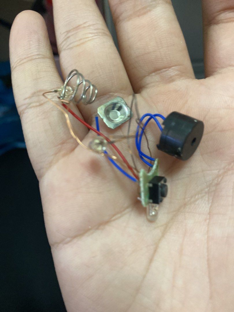Electronic stuff (Category: Other Gadgets) located in Singapore. Submitted by quickearth.dd7b21 (Listing ID 1454453607, Image 2). Description: This was from a airplane key chain and there’s a speaker and 2 led lights one red one white idk if you can rewire and idk market prices so offer me a price.
