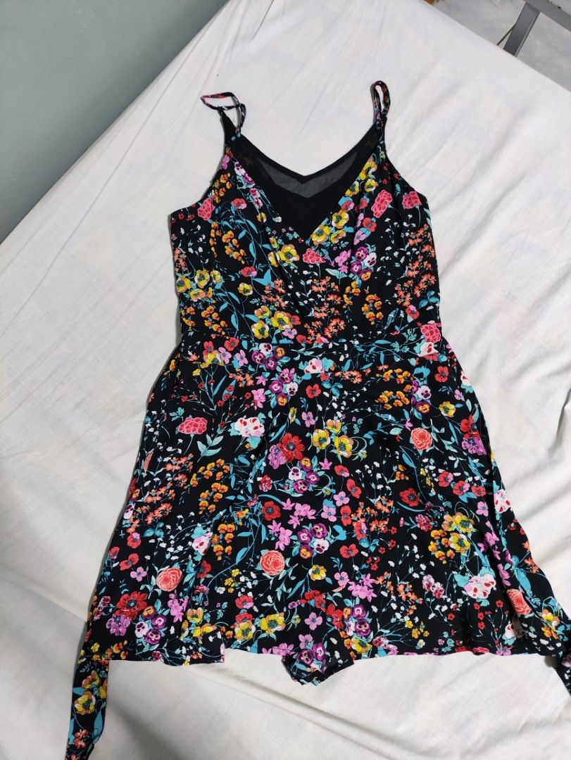 EXPRESS Black Floral Print Spaghetti Strap Romper Size 2 (Category: Rompers) located in Lucena. Submitted by cha_riz010726 (Listing ID 1454444311, Image 1). Description: - Black romper with a colorful floral print - Spaghetti straps - V-neckline with mesh detail - Size 2 - Made in Indonesia.