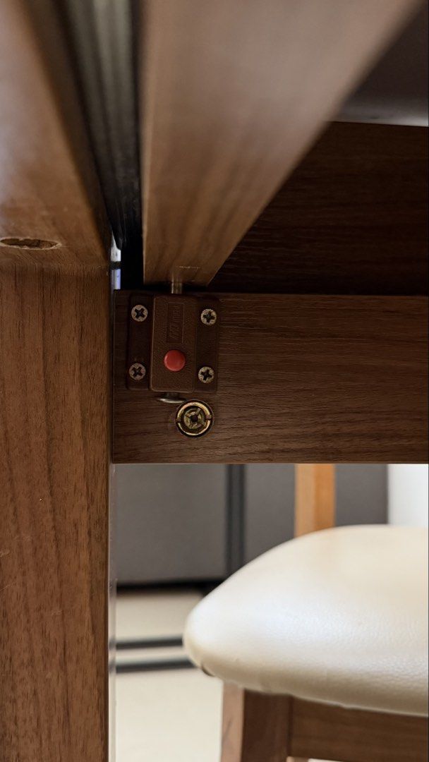 Extendable Table (check description) （分類：桌子）位於 Hong Kong。 由 h53thii 提交（商品編號 1454484875，圖片 3）。簡介： Table dimensions (not extended): 80cm (width) x 80cm (length) x 75cm (height) Width when extended: 140cm (fully extended) 110cm (half extended) Perfect for hosting and can seat up to 6 people when extended. Has a convenient locking mechanism on 4 legs for ease and security. Glass top makes it easy to clean. Table: $300。