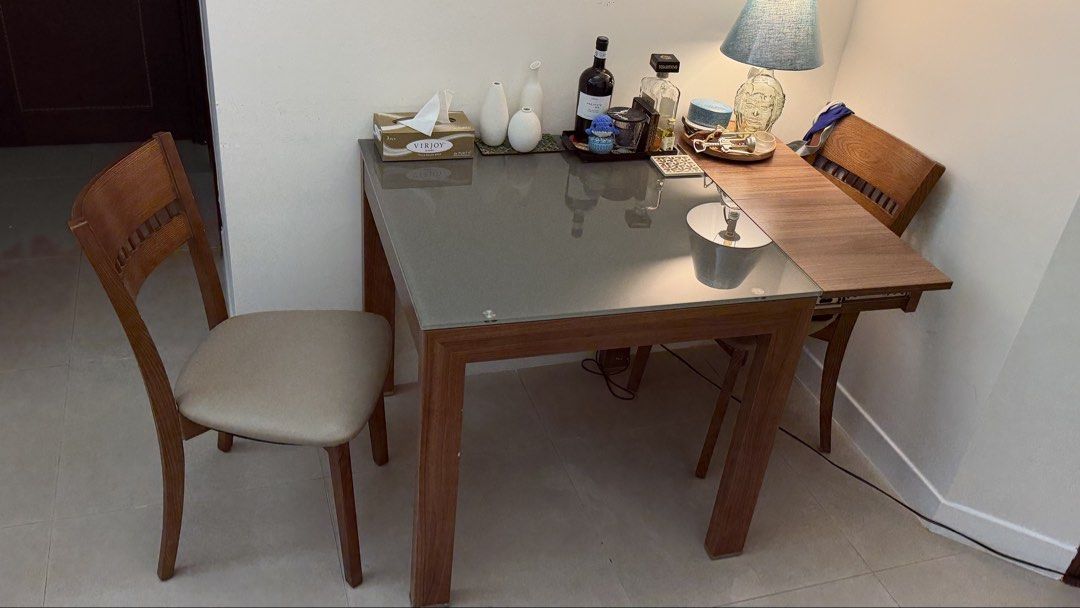 Extendable Table (check description) （分類：桌子）位於 Hong Kong。 由 h53thii 提交（商品編號 1454484875，圖片 1）。簡介： Table dimensions (not extended): 80cm (width) x 80cm (length) x 75cm (height) Width when extended: 140cm (fully extended) 110cm (half extended) Perfect for hosting and can seat up to 6 people when extended. Has a convenient locking mechanism on 4 legs for ease and security. Glass top makes it easy to clean. Table: $300。