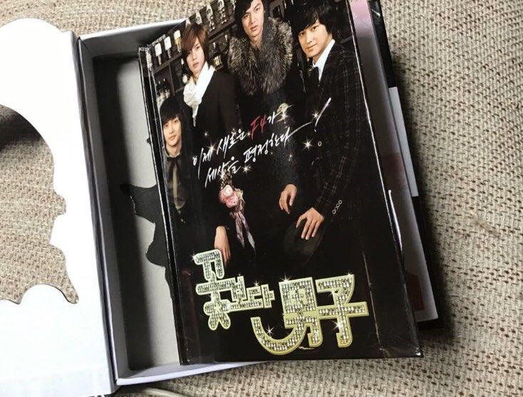F4 Korean version diary (Category: Stationery & School Supplies) located in Manila. Submitted by carou35896 (Listing ID 1454470189, Image 3). Description: with lock.