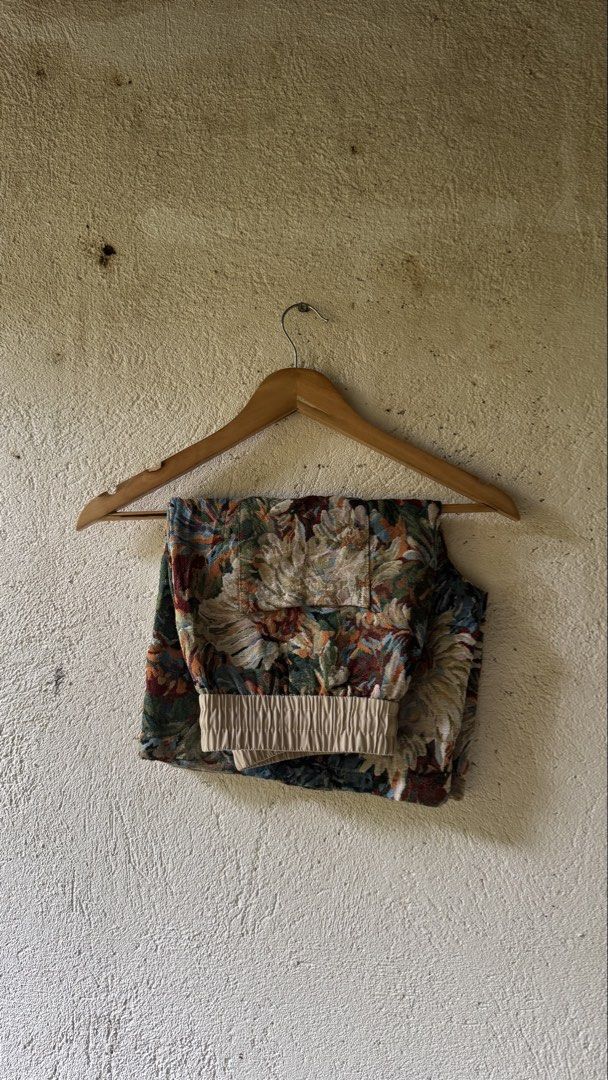 Floral shorts (Category: Shorts) located in Lipa City. Submitted by scrap.threads (Listing ID 1454533208, Image 1). Description: Item: Floral shorts Price: 350 Dimes: Width - 29-36 Length - 20.5 Hem - 12 Issue: Lipa City Ship via J&T (Shouldered by buyer) Payment via Gcash ***Notice*** Color may vary due to lighting. Payment first. Item/s are thrifted or used condition unless stated otherwise. Please manage your expectation..