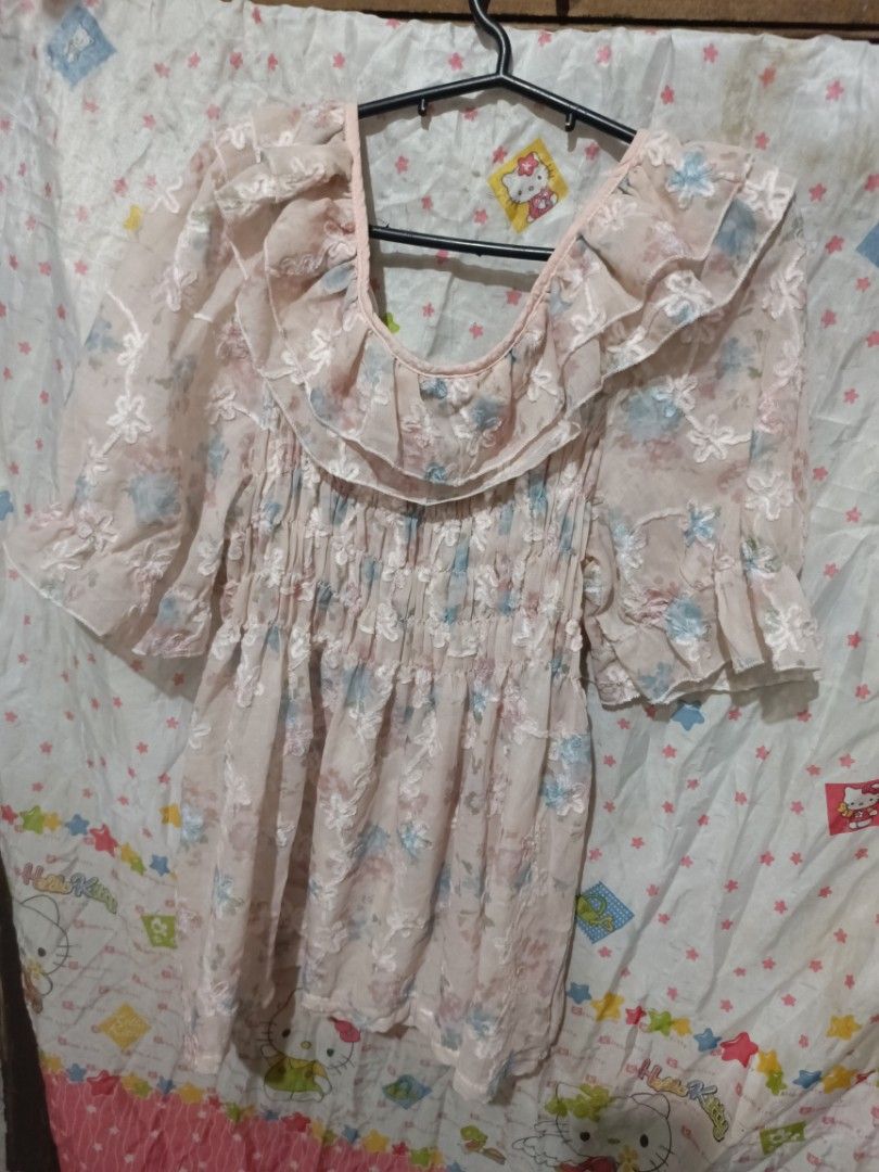 Floral top 💕 (Category: Blouses) located in Manila. Submitted by aerycha (Listing ID 1454378202, Image 2). Description: BRAND NEW TOP ‼️ no issues, no flaws, no nothing! 😸 fits for medium to xxl frames! 😻 what's the price? 80 is the price 💕.