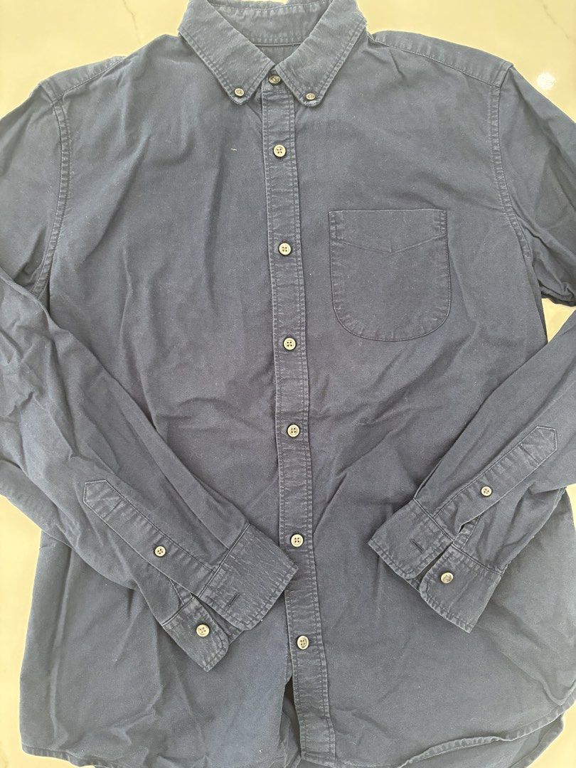 GAP Standard Fit Button Down Shirt Navy Blue Size M (Category: Tshirts & Polo Shirts ) located in Muntinlupa City. Submitted by nicethingsforsale1 (Listing ID 1454553990, Image 1). Description: - Brand: GAP - Color: Navy Blue - Fit: Standard - Features: Chest pocket, long sleeves with button cuffs - Origin: Made in India - Style: Perfect for casual wear or dressing up.
