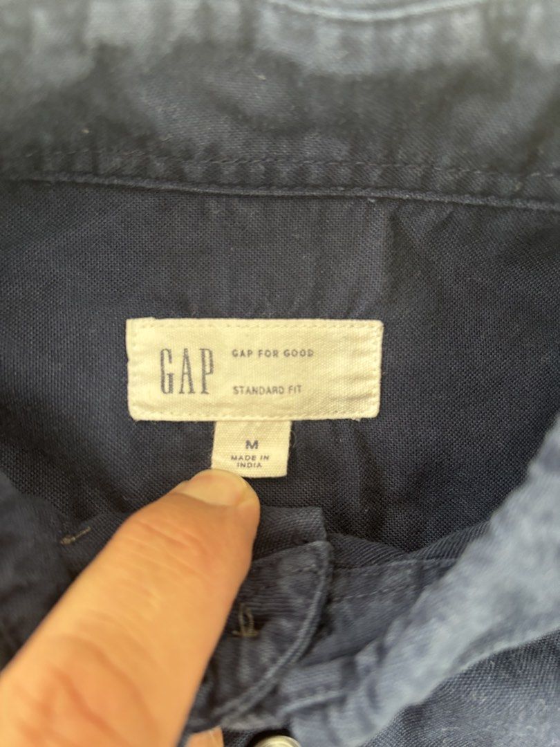 GAP Standard Fit Button Down Shirt Navy Blue Size M (Category: Tshirts & Polo Shirts ) located in Muntinlupa City. Submitted by nicethingsforsale1 (Listing ID 1454553990, Image 2). Description: - Brand: GAP - Color: Navy Blue - Fit: Standard - Features: Chest pocket, long sleeves with button cuffs - Origin: Made in India - Style: Perfect for casual wear or dressing up.