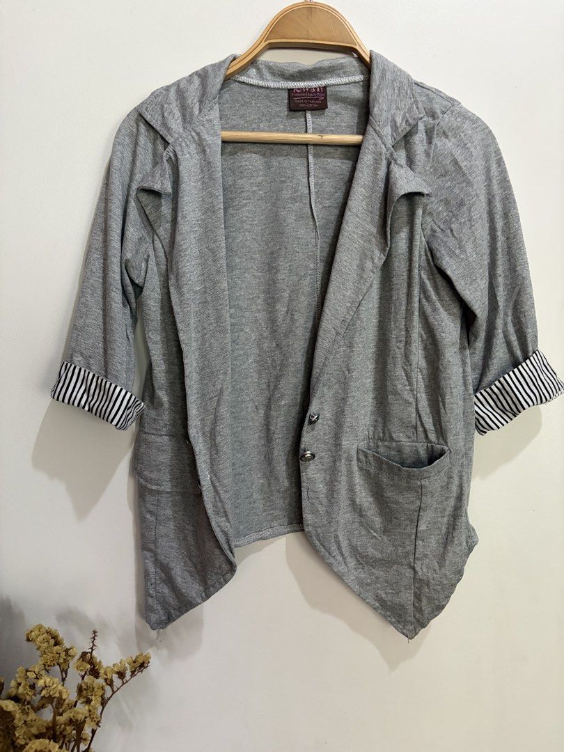 Gray blazer (Category: Longsleeves) located in Manila. Submitted by urbanwear (Listing ID 1454503978, Image 1). Description: .