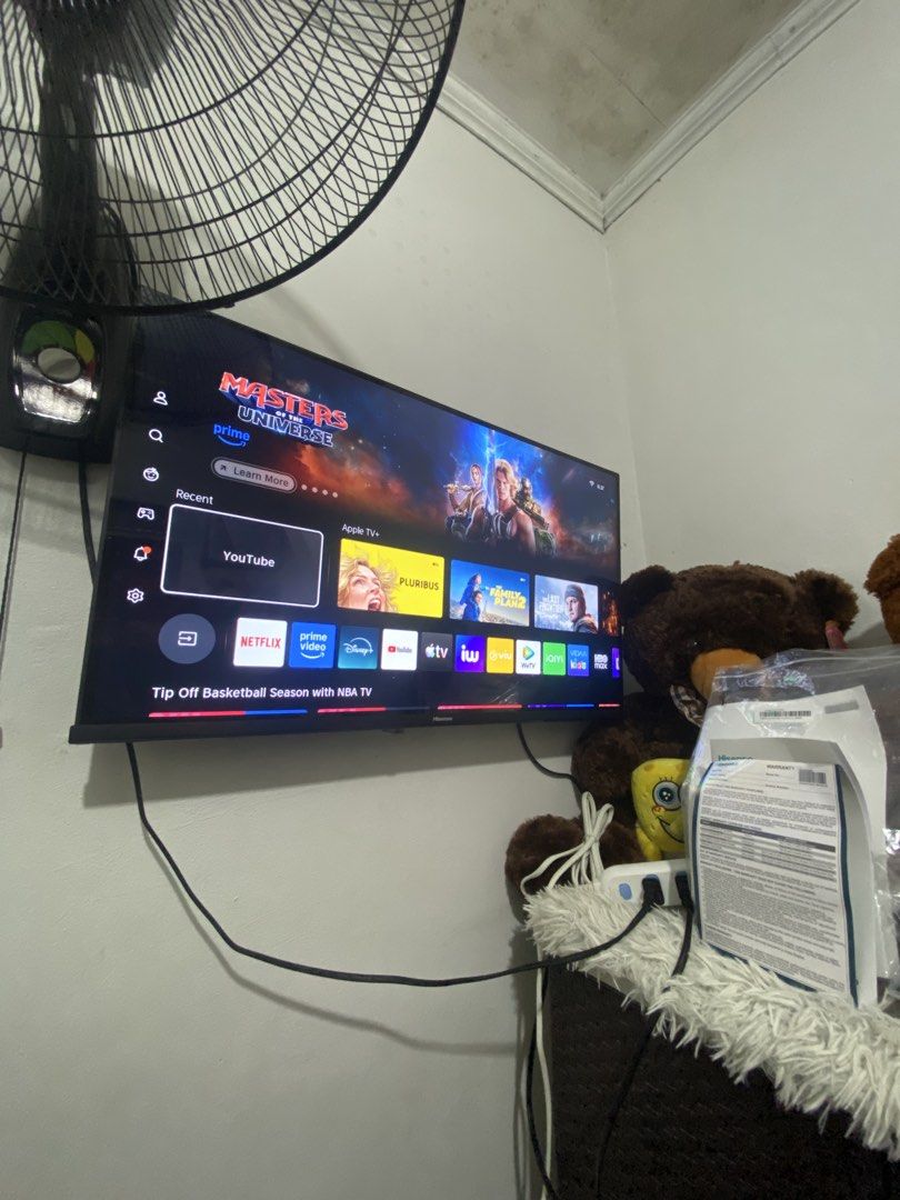 Hisense 32” Smart TV (Category: TV) located in Manila. Submitted by mahalkongsaylina (Listing ID 1454519472, Image 1). Description: No issue yung mismong TV Nawawala remote but can control via VIDAA app Rfs: naka display nalang sa kwarto/decluttering +need funds Please pm me i can ship it this weekend .