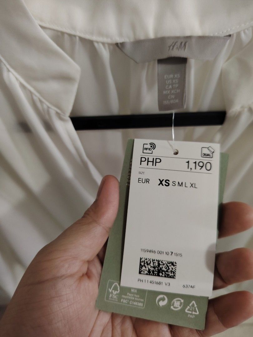 H&M blouse (Category: Blouses) located in Mandaluyong City. Submitted by pinkcel (Listing ID 1454461307, Image 3). Description: Brand new and unused condition Sf shouldered by the buyer.