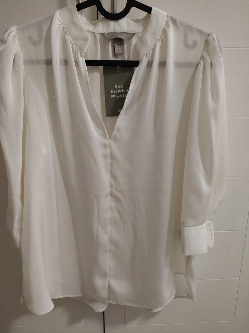 H&M blouse (Category: Blouses) located in Mandaluyong City. Submitted by pinkcel (Listing ID 1454461307, Image 1). Description: Brand new and unused condition Sf shouldered by the buyer.