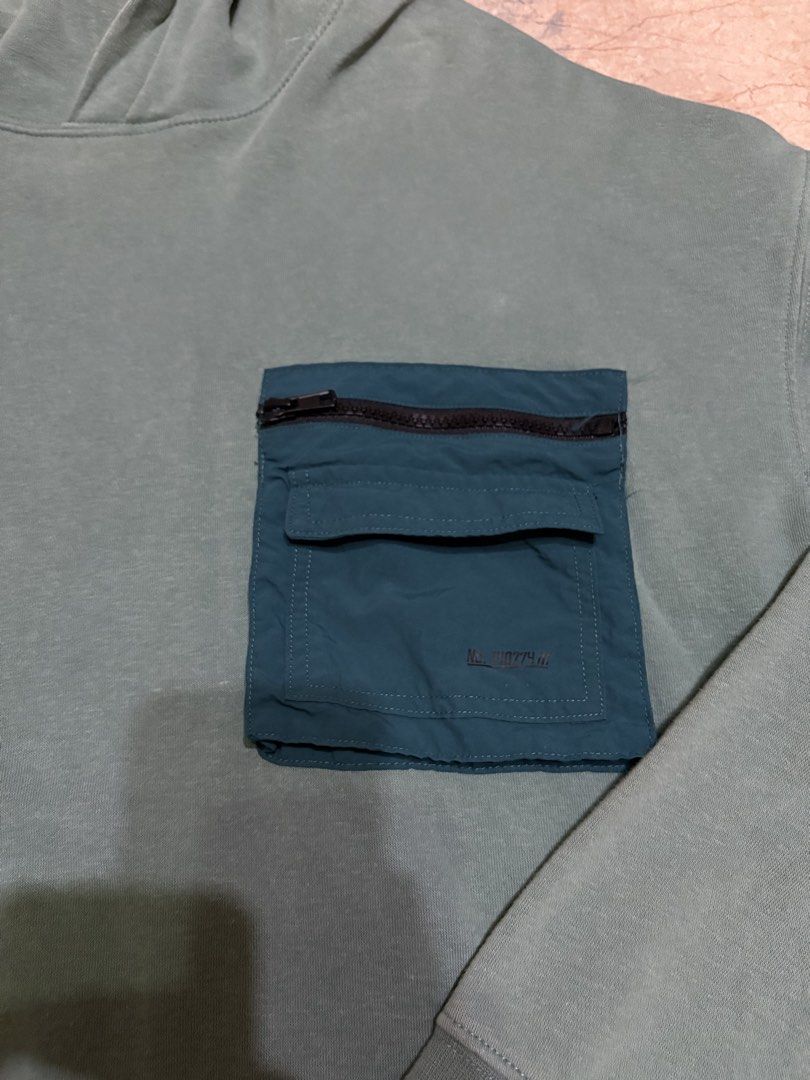 H&M Chest-Pocket Hoodie (Category: Coats, Jackets and Outerwear) located in Manila. Submitted by abuyforyou (Listing ID 1454550240, Image 2). Description: Kids’ size, but can fit a small size Well-maintained, minimal signs of use, with no major flaws.