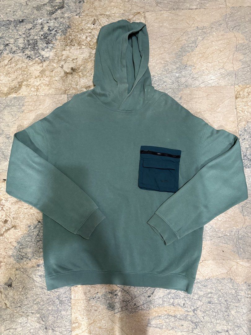 H&M Chest-Pocket Hoodie (Category: Coats, Jackets and Outerwear) located in Manila. Submitted by abuyforyou (Listing ID 1454550240, Image 1). Description: Kids’ size, but can fit a small size Well-maintained, minimal signs of use, with no major flaws.