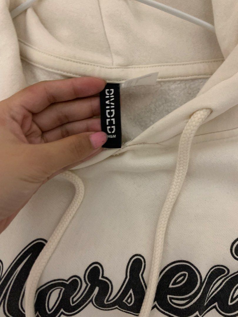 H&M Divided White Marseille Hoodie (Category: Coats, Jackets and Outerwear) located in Caloocan City. Submitted by necifinds (Listing ID 1454388062, Image 2). Description: - size s -h&m divided.