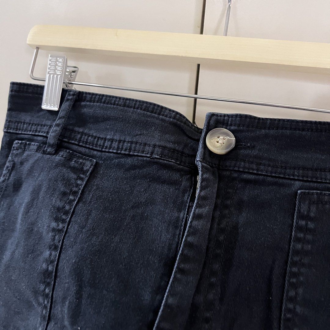 H&M HIGH WAISTED UTILITY SHORTS IN BLACK (Category: Shorts) located in Socorro. Submitted by shopcha (Listing ID 1454371171, Image 3). Description: WAIST: 14.5in LENGTH: 14in TAG: eur38 - NO FLAWS UNLESS STATED RFS: DECLUTTERING.
